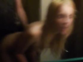 Безотказная девка трахается со своим сводным братом перед зеркалом